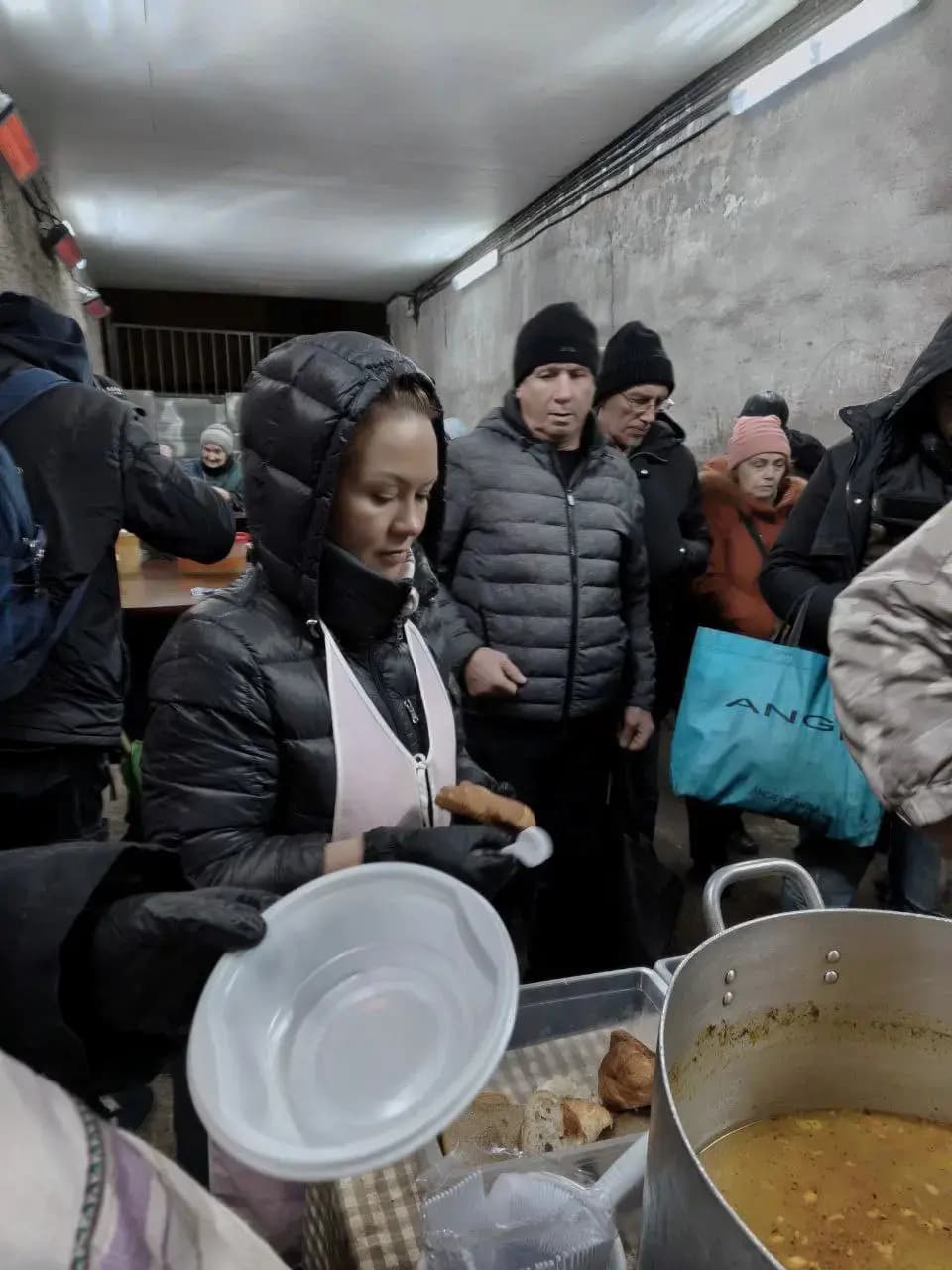 Помощь в пункте раздачи горячих обедов бездомным и малоимущим
