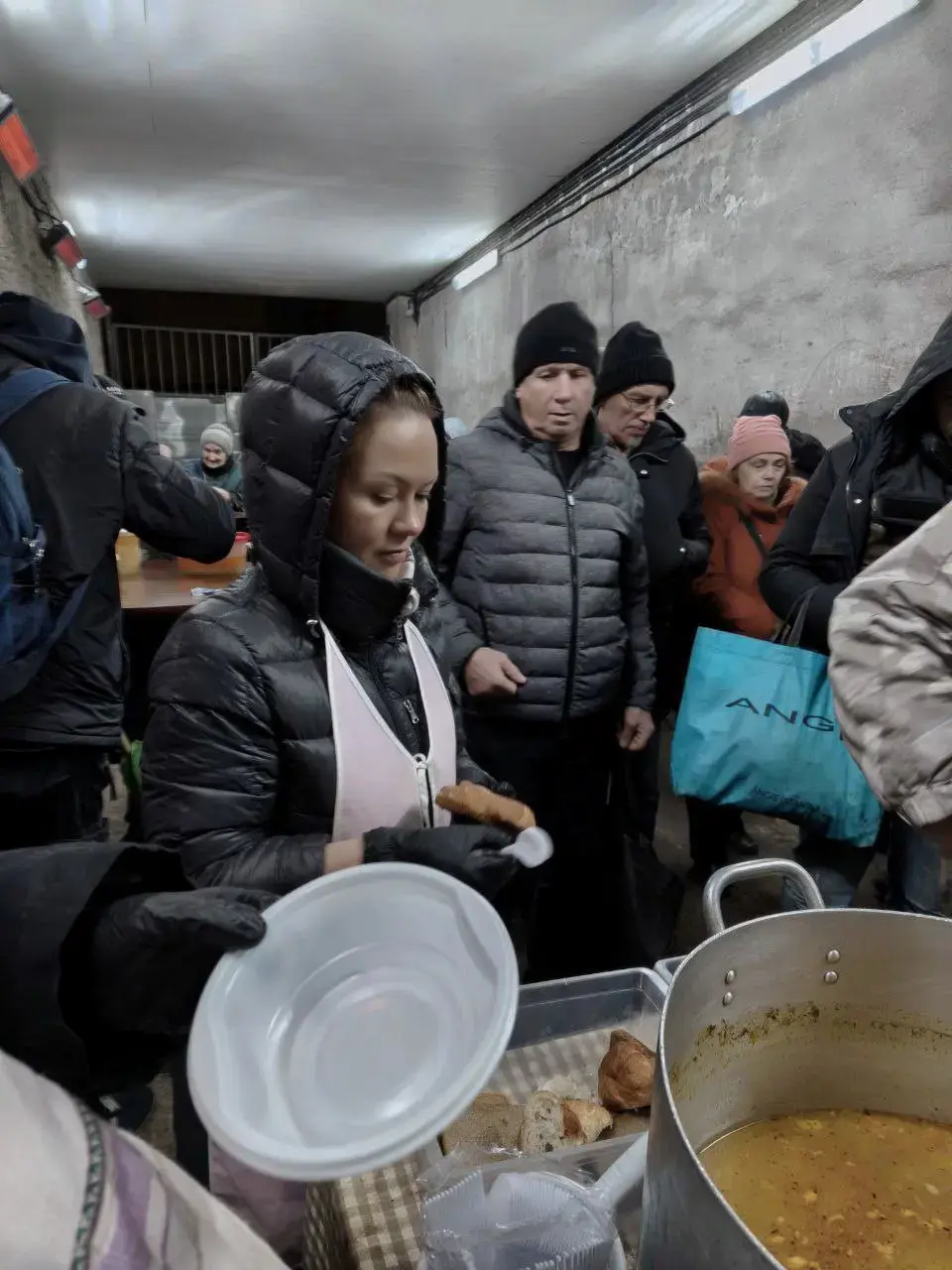 Помощь в пункте раздачи горячих обедов бездомным и малоимущим